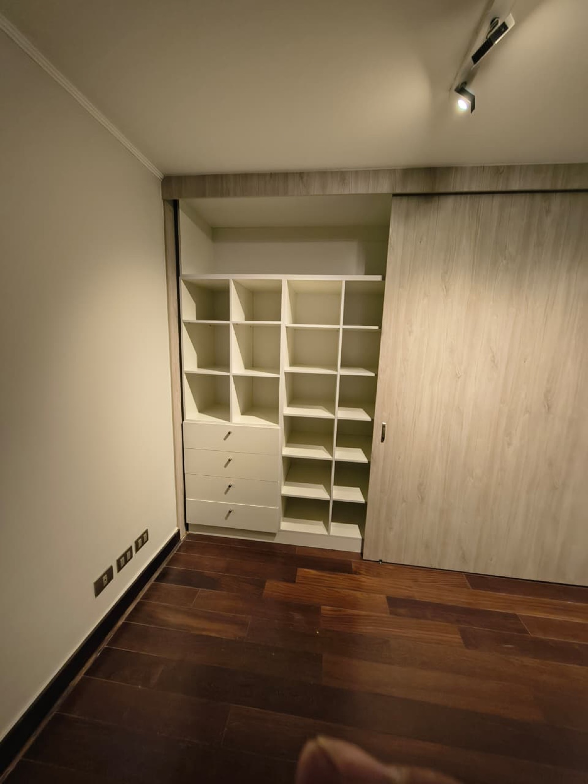 Closet empotrado con puertas correderas en melamina color santorini.