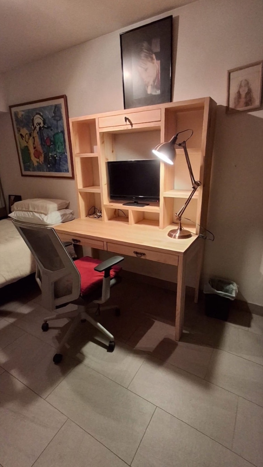 Escritorio con respaldo para TV.