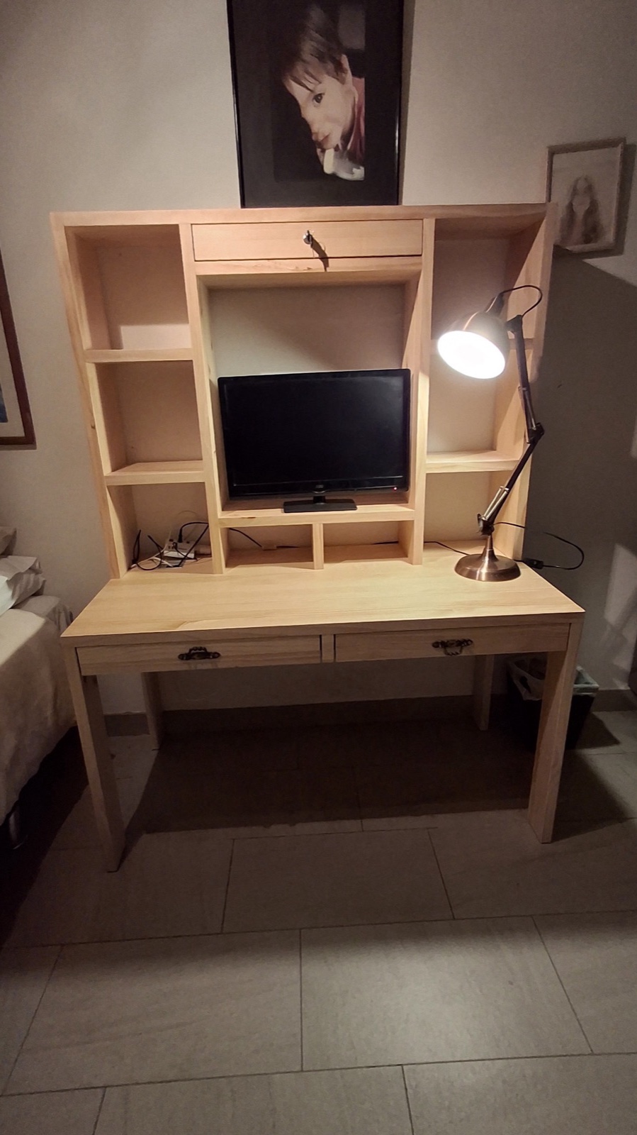 Escritorio con respaldo para TV.
