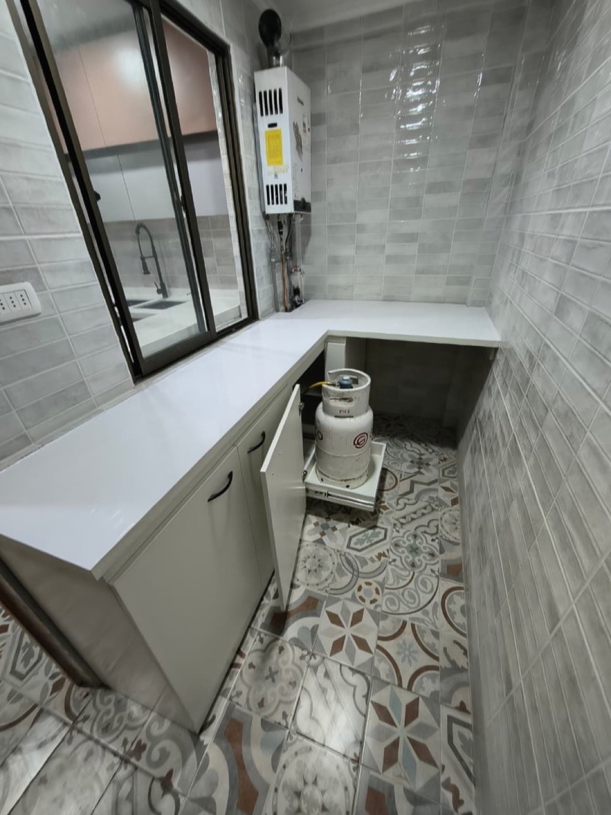 Logia en melamina blanca con cubierta de cuarzo blanco galaxy y módulo extraíble para balón de gas.