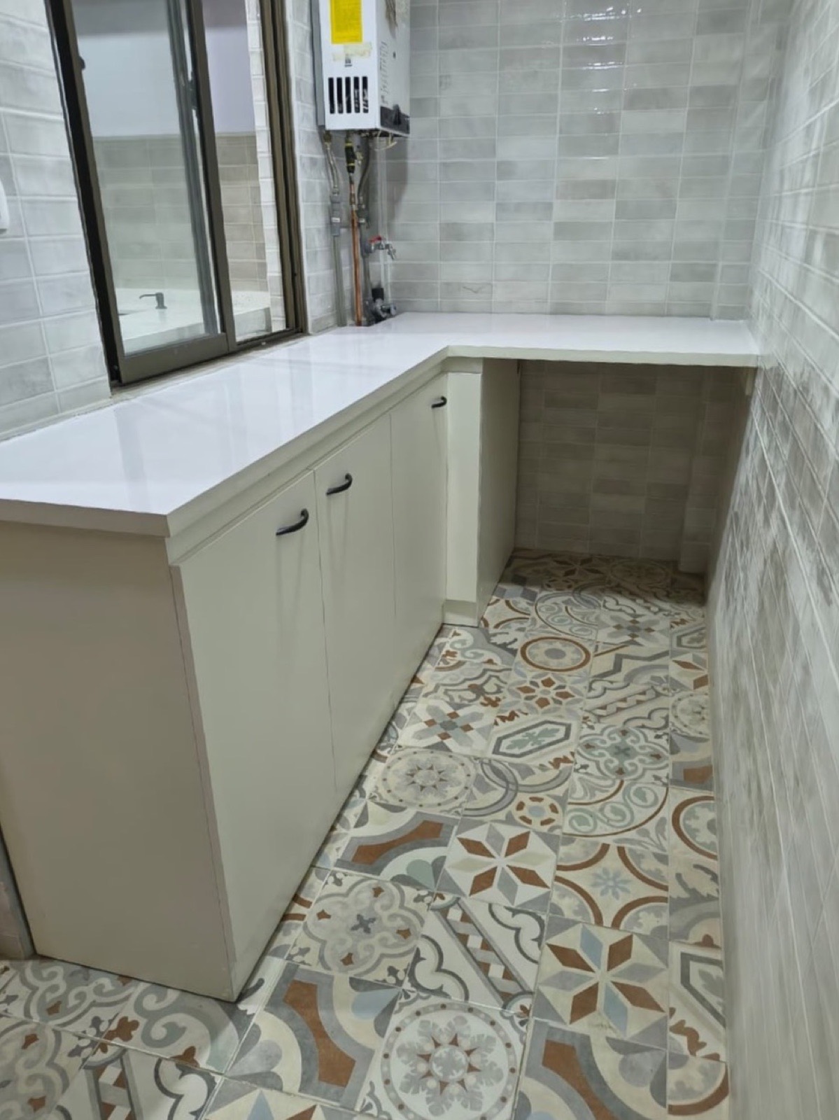 Logia en melamina blanca con cubierta de cuarzo blanco galaxy.