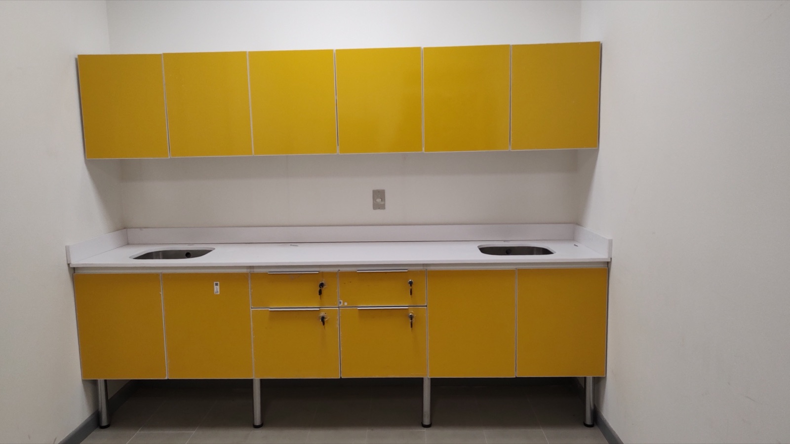 Mueble para lavado de implementos CESFAM.