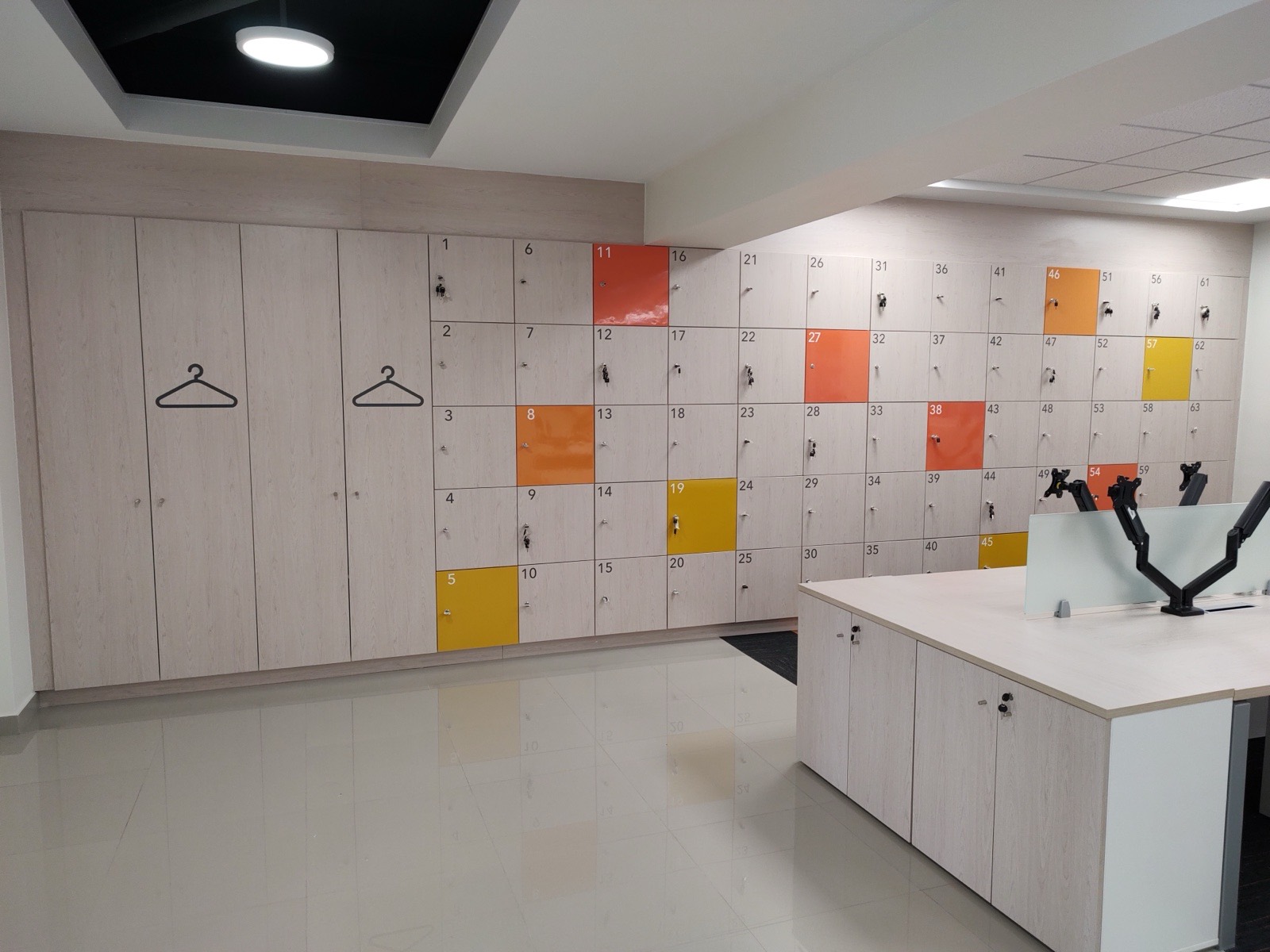 Lockers y escritorios para oficina.