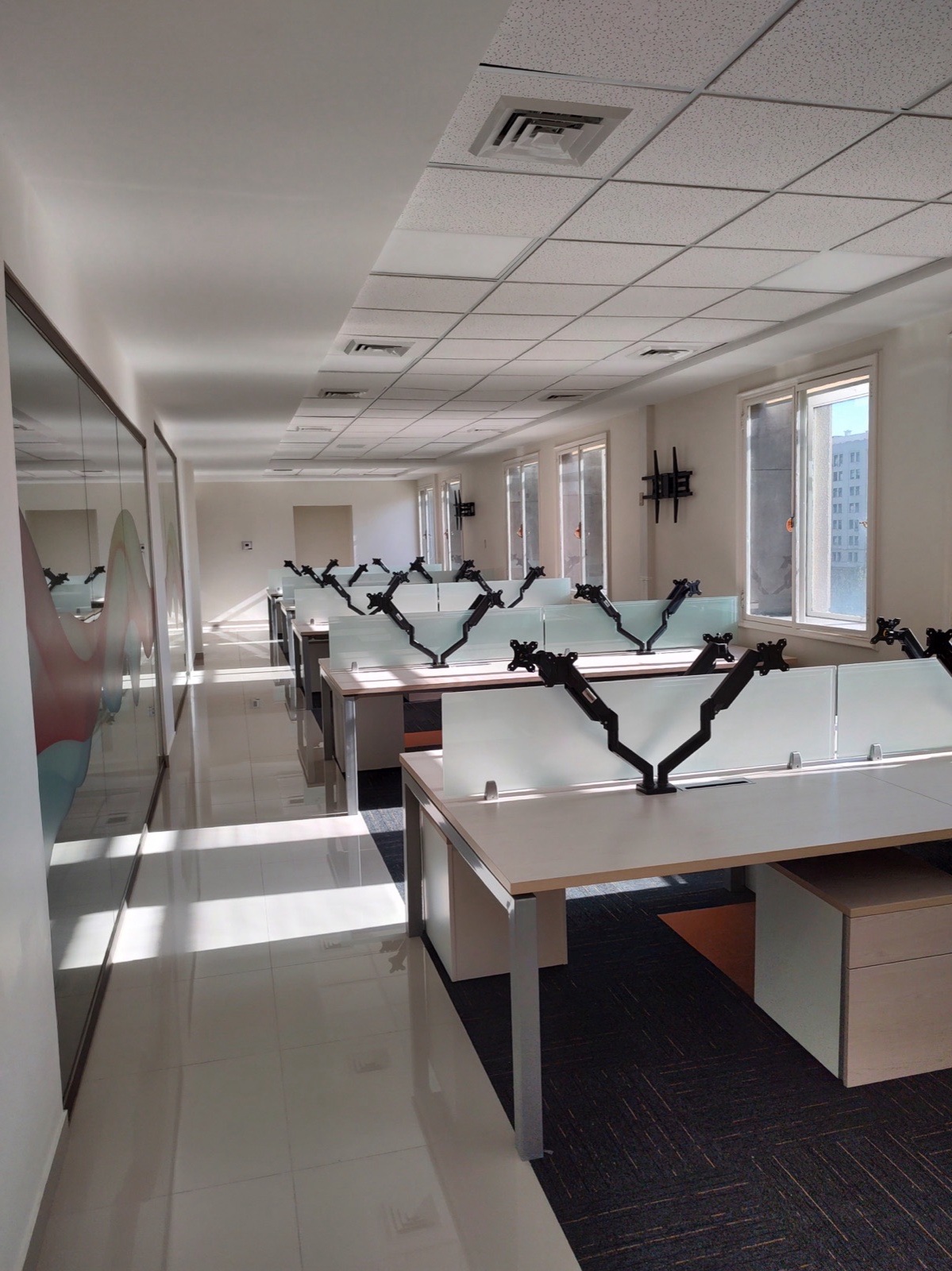 Sala oficina con escritorios de trabajo.