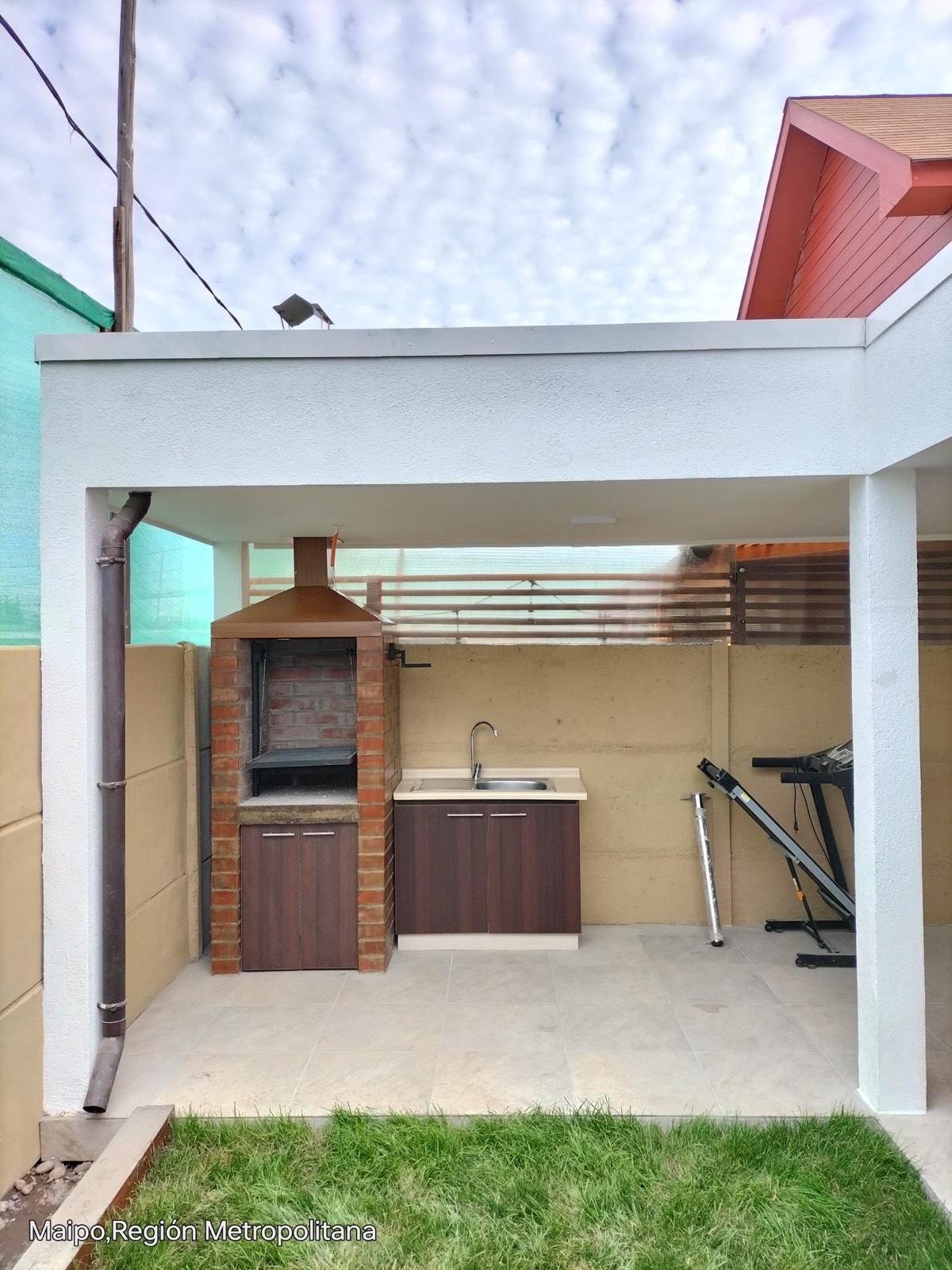 Quincho con mueble lavadero.