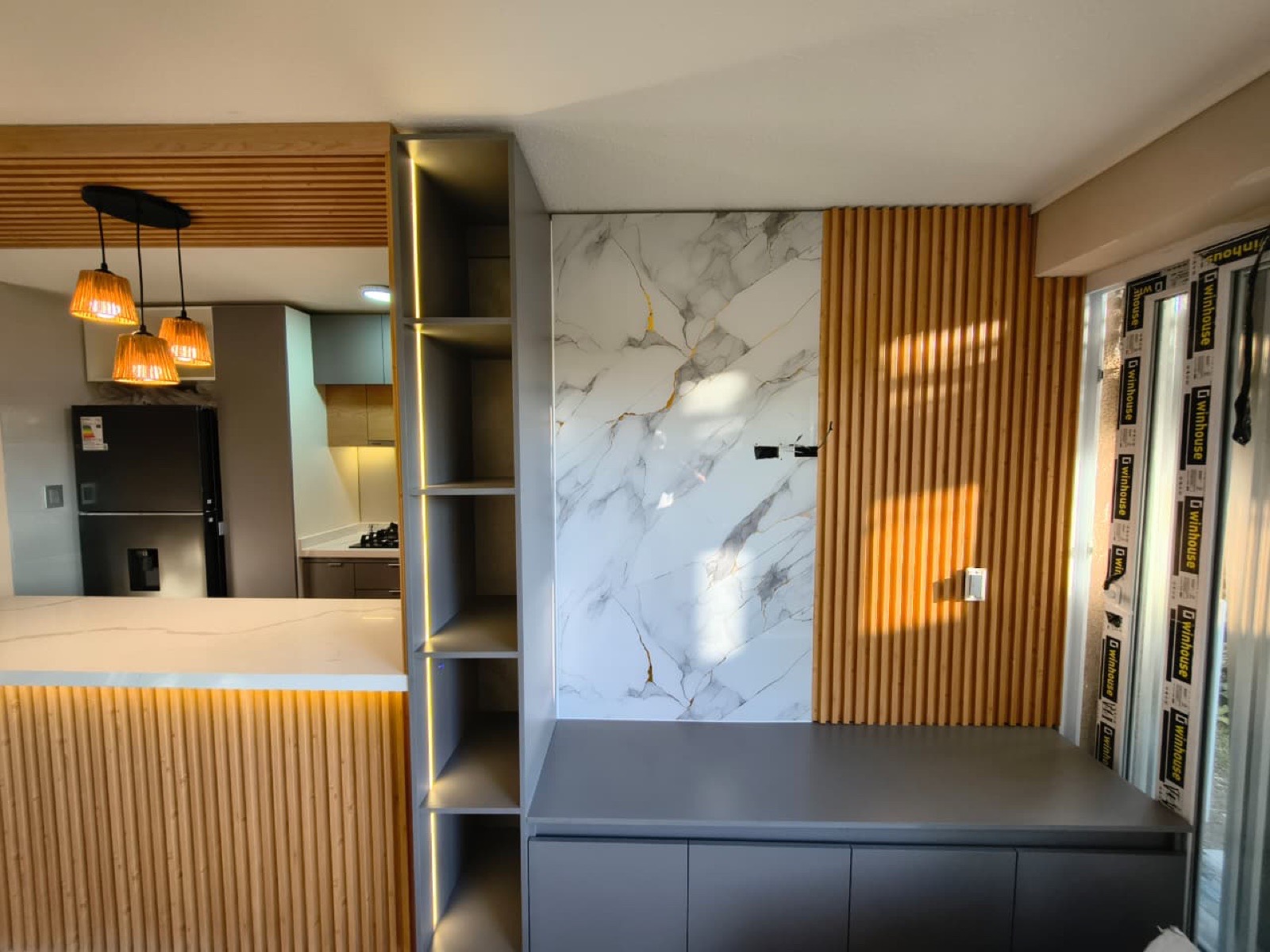Rack TV + repisero con iluminación Led. Muebles base en melamina gris Ceniza sin tiradores, wall panel decorativo en muro y lámina de PVC estilo mármol.