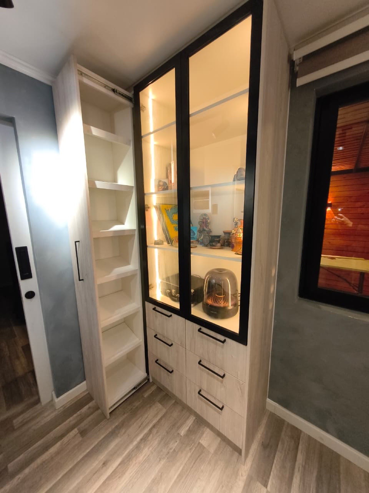 Zapatero + mueble de almacenamiento con puertas de vidrio, marco de aluminio negro e iluminación Led interior.