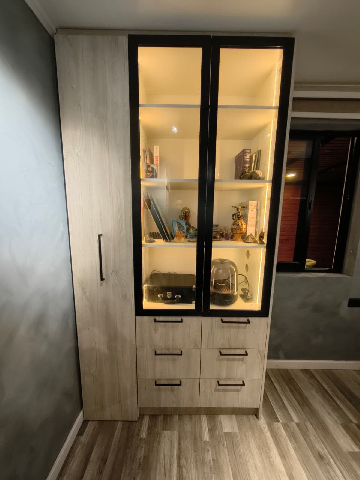 Zapatero + mueble de almacenamiento con puertas de vidrio, marco de aluminio negro e iluminación Led interior.