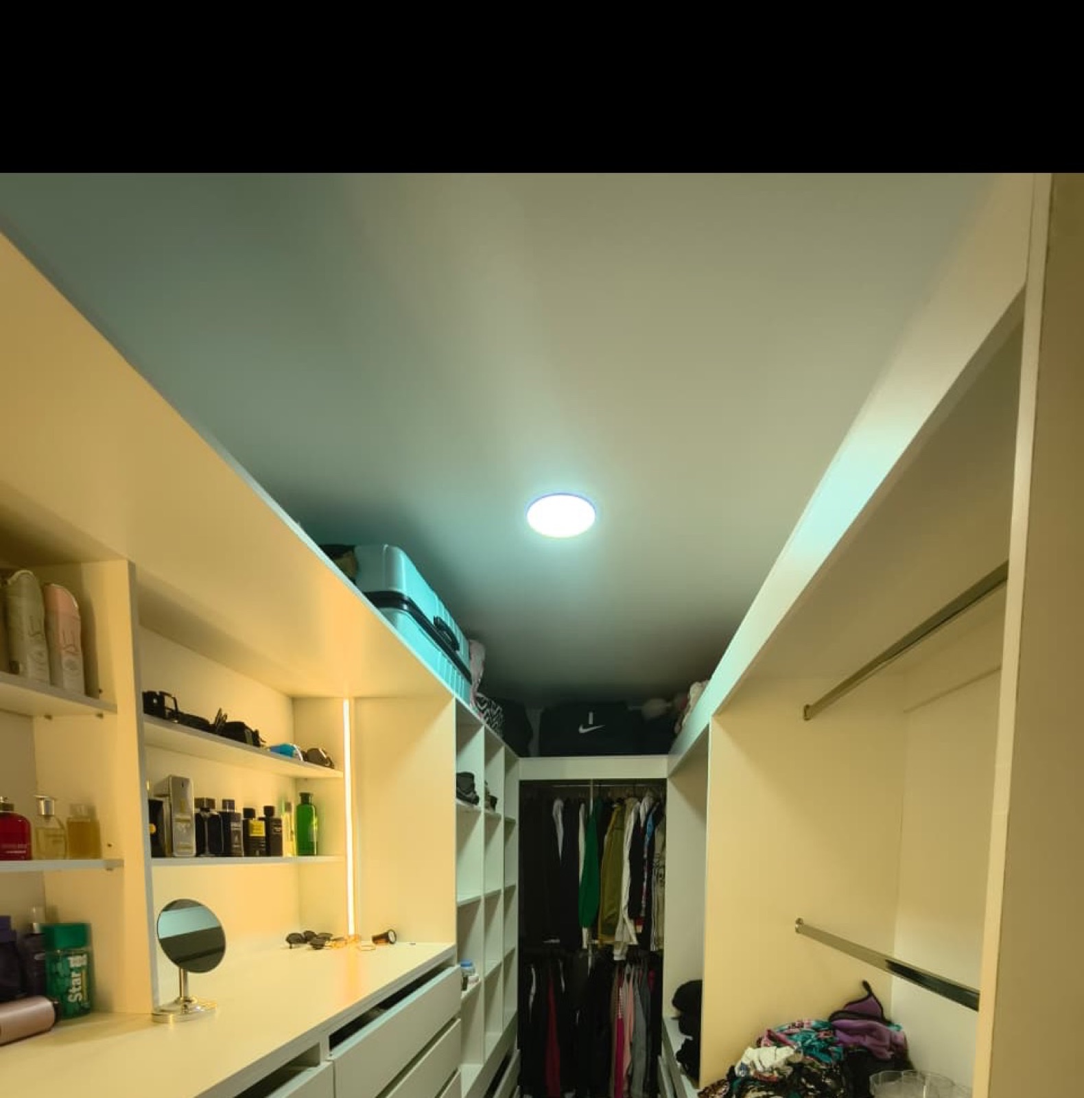 Walk-in closet en U con maletero.